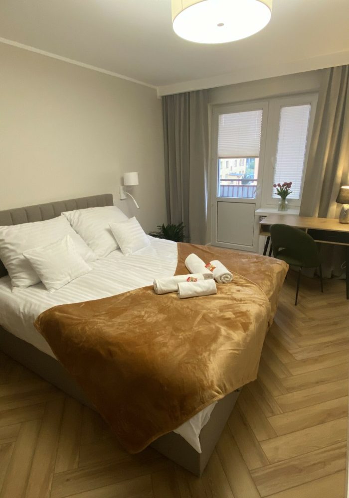 apartament Goniądz – sypialnia z łóżkiem queen size uDany