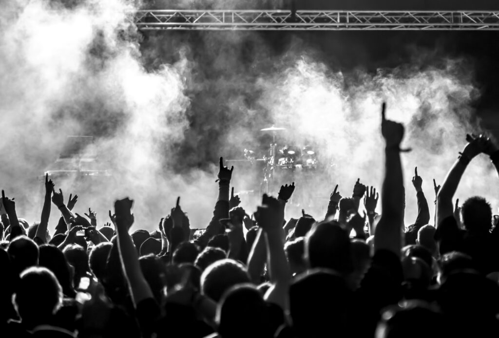 Tłum na koncercie plenerowym z sceną oświetloną reflektorami – festiwal Rock na Bagnie